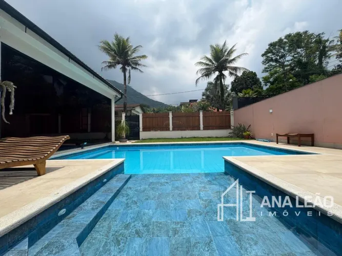Casa linear em condomínio com 04 Suítes - 420 m2 - Limoeiro - Guapimirim/RJ.