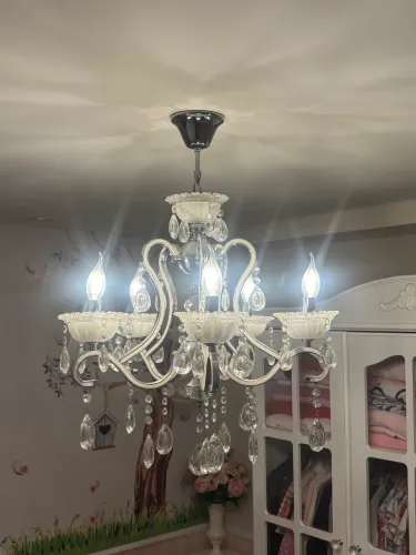 lustre candelabro com 5 braços, detalhes em cristal e lâmpadas inclusas.