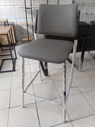 Cadeira alta estofada para comércio ou casa