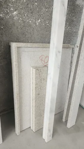 Bancada para lavabo granito branco siena com mão francesas de apoio