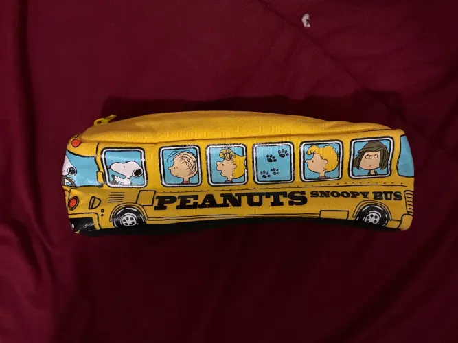 estojo peanuts snoopy bus amarelo