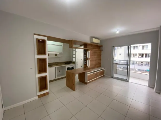 Apartamento de 02 dormitórios sendo 01 suíte no bairro Barreiros a 200 mts da Leoberto Lea