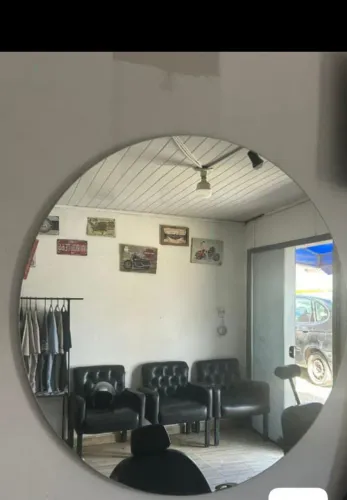 Vendo cadeira ,e espelho ,700 pra mim levar 650 pra vim buscar,tudo em ótimo estado