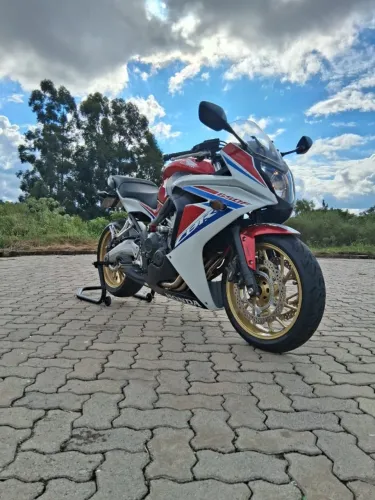 CBR 650f impecável com manual e chave reserva. Tratar *