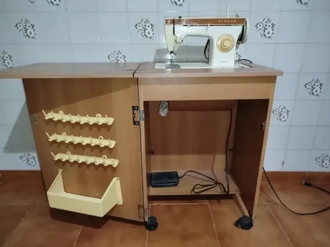 Máquina de Costura Singer Zig-Zag (120V) c/ Gabinete Original e Acessórios