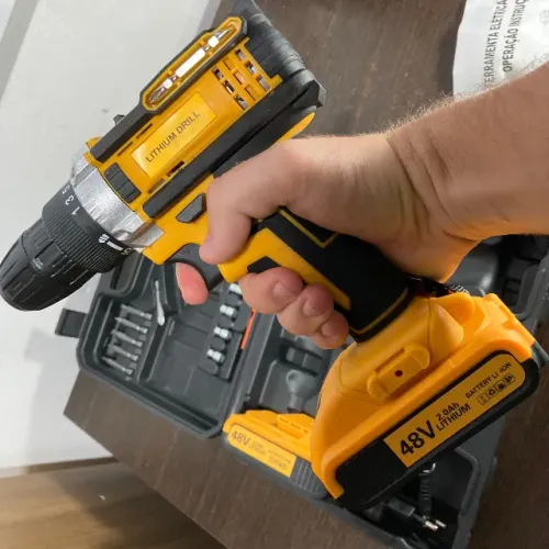 Parafusadeira 48V com duas baterias e maleta