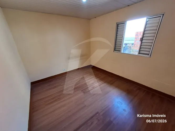 Casa com 2 quartos, sala, cozinha, banheiro, área de serviço, quintal, 1 vaga de garagem.