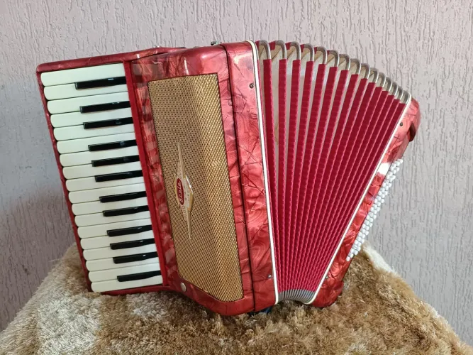 Acordeon 48 baixos Scala. Leia o anúncio.