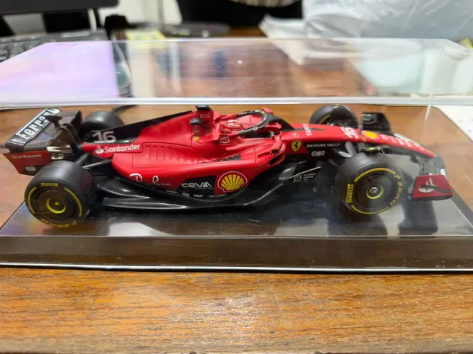 Ferrari Fórmula 1 com piloto Charles Lecrerc Bburago Scala 1/24, 23cm de metal .