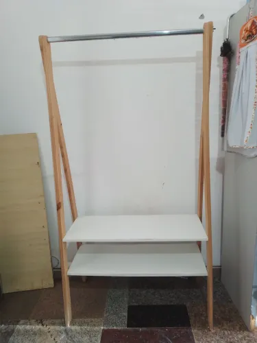 Arara para roupas com 2 prateleiras