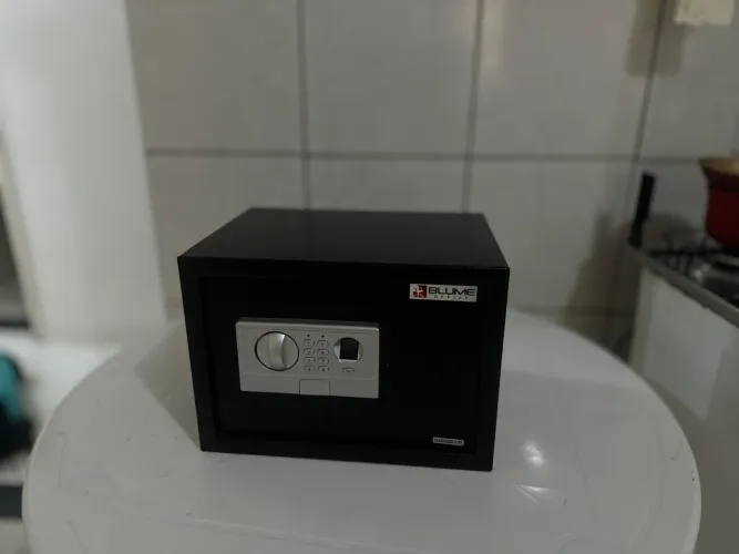 Cofre eletrônico com Biometria + chave Marca: Blume Office