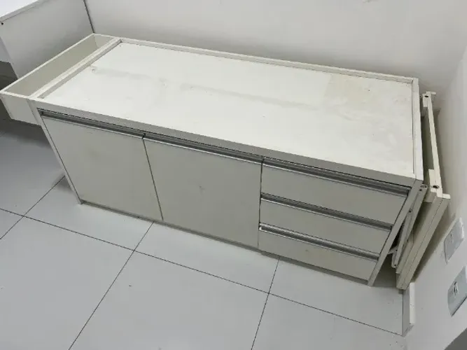 Divã / Maca Clínica com Armário e Extensor de Comprimento (Sem Estofado)