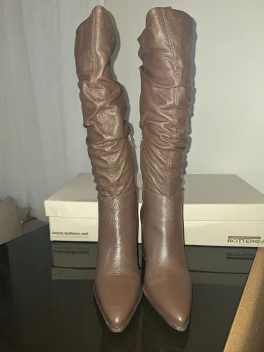 Bota Bottero em couro burnish nova na caixa.