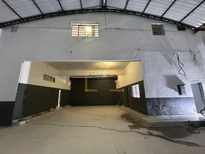 Galpão, 750m², com 2 salas na parte superior, escritório, 2 banheiros. Vila Guilherme