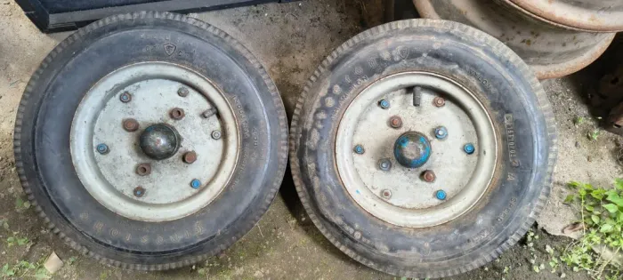 Vendo 2 Rodas com pneu para carrinhos de carga