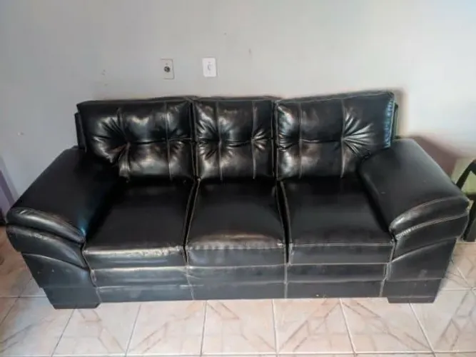 Sofá preto de couro