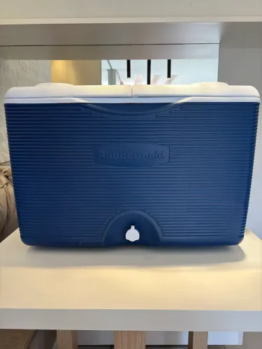 Caixa Térmica Rubbermaid 55L com Rodas, Alça Retrátil e Torneira