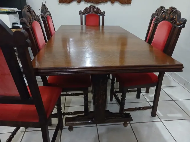 Mesa de madeira com 6 lugares