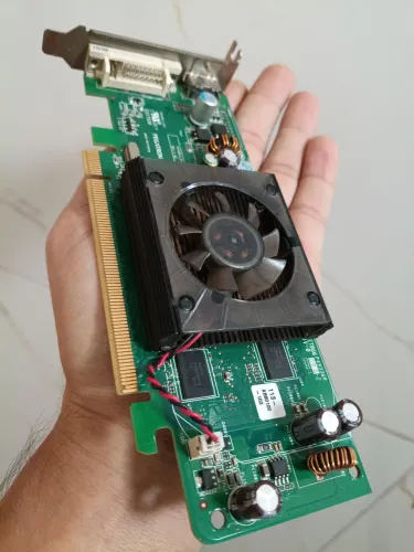 Esta é uma placa de vídeo Pegatron ATI Radeon HD 3450 com 256MB de memória GDDR2