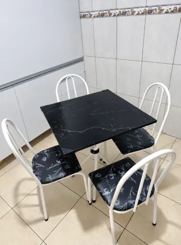 Mesa com 4 cadeiras