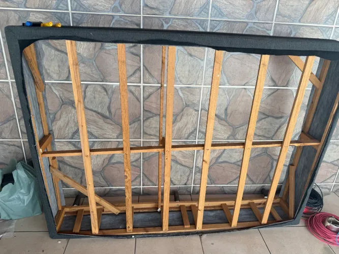 ESTRUTURA DE CAMA DE MADEIRA À VENDA