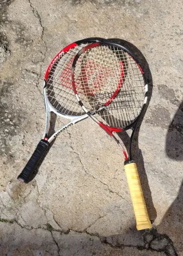 Kit 2 Raquetes de Tênis (Wilson Roger Federer 23 + Babolat Fighter com capa)