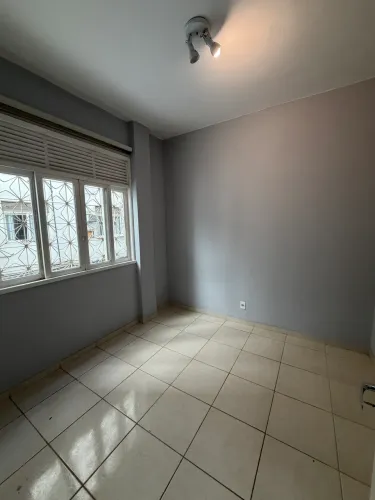 Confortável e silencioso quarto e sala na melhor rua de Copacabana