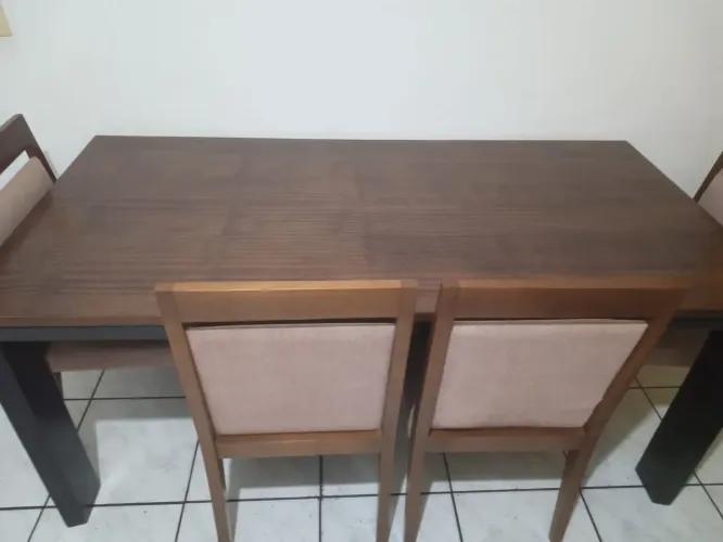 Mesa de Jantar com 6 Cadeiras - Linda e Espaçosa