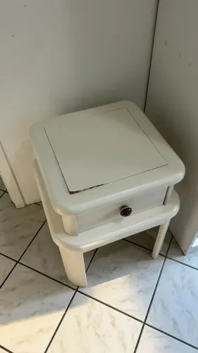 Mesa de cabeceira em laca branca com puxador decorativo