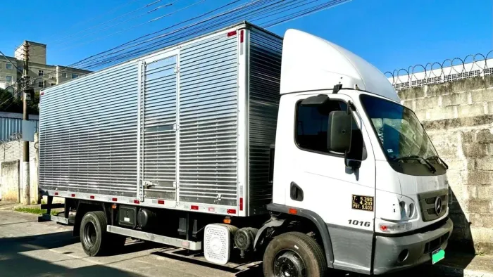 Caminhão disponível para frete, mudanças e agregamento. TEL: *