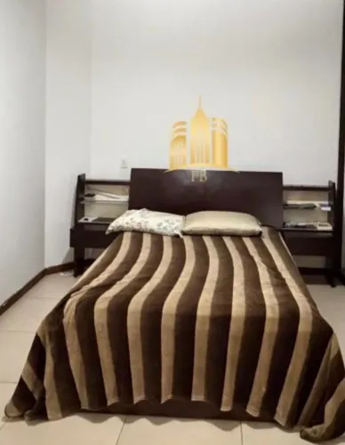 Cama casal com baú na cabeceira e criados acoplados