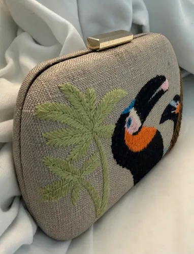 Bolsa Clutch Bordada com Tucanos