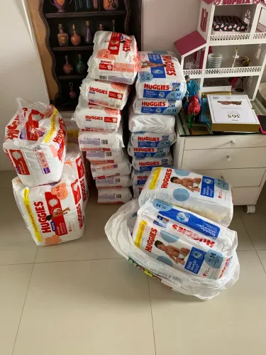 Vendo Fraldas Huggies, tamanho M ?Rápida Absorção? e ?Pants- Proteção Acoolchoada