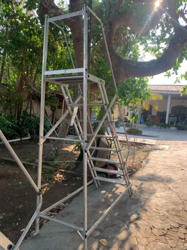 Escada plataforma em alumínio 2,25m - 8 degraus marca Escaleve