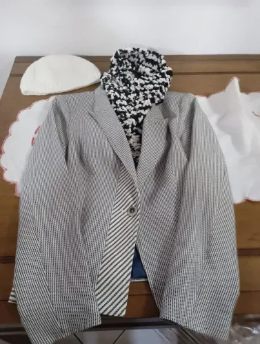 Paletó, cachecol e gorro , o gorro e cachecol sem uso