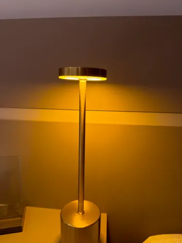 Abajur dourado tátil