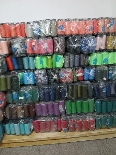 Lote 1981 cones de fio poliéster para costura em maquina industrial peso líquido 160 kg