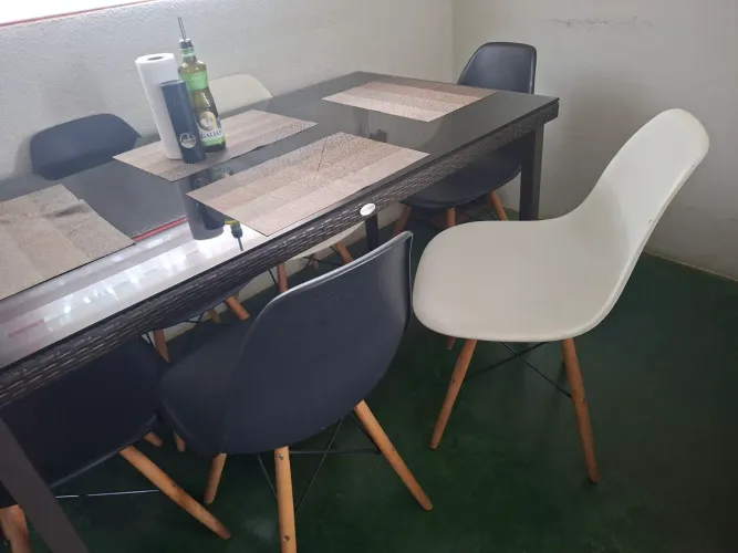 Mesa seis lugares com cadeiras Eiffel