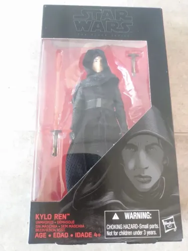 1 boneco Star Wars Black series kilos Ren na caixa