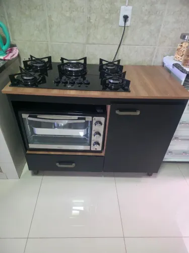 Fogão cooktop e armário cozinha