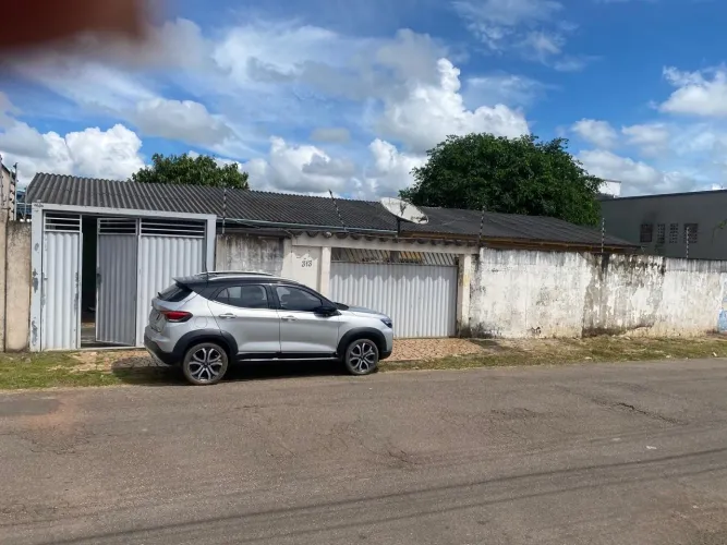 Casa grande - vários quartos, ventilada e terreno amplo bem localizada