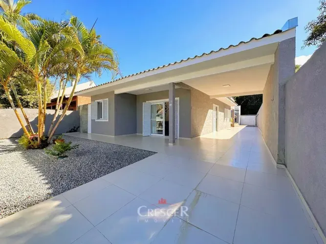 Casa com 03 quartos e piscina a venda