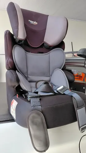Vendo cadeirinha de criança para carro até 10 anos de idade. Semi nova.