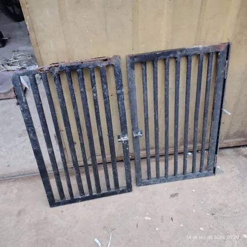 Vendo 2 portões pequenos para prender animais ou crianças