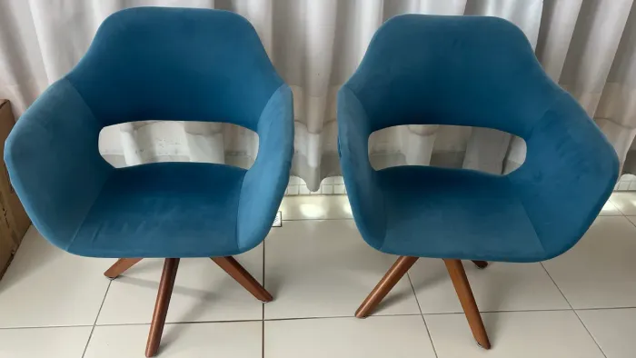 Poltronas giratórias pés em madeira