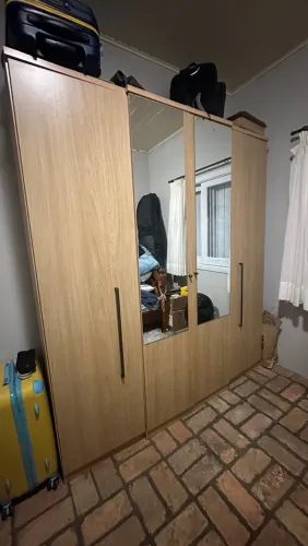 Guarda roupa com espelho