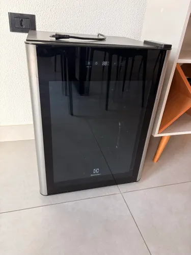 Adega refrigerada Eletrolux