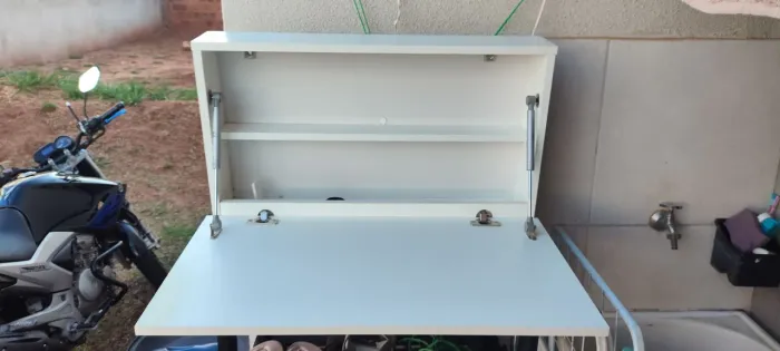 Escrivaninha de notebook suspensa 