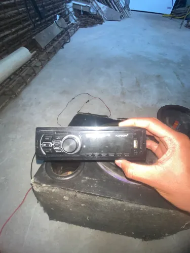 Rádio automotivo kapbom