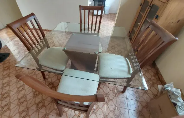 Mesa de Jantar com Tampo de Vidro